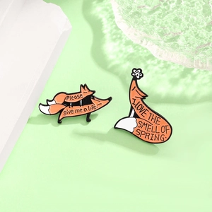 Détail de pin's créatifs en émail renard orange avec fleurs de printemps et slogans