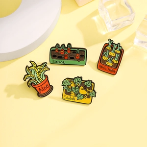 Set di 4 spille creative in smalto con disegni di piante e carote su sfondo giallo brillante