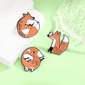 Lot de trois broches en émail renard orange avec texte inspirant keep hugging