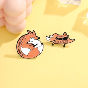Broches en émail renard mignon avec texte Keep Hugging sur fond jaune vif