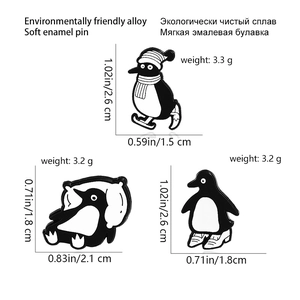 Vue détaillée montrant les dimensions et le matériau de trois broches pingouins en émail