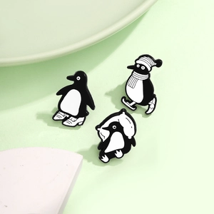 Broche en Émail de Manchot de Dessin Animé Mignon Alliage de Zinc Animal Ski Sommeil Badge pour Femmes Hommes Enfants Décor