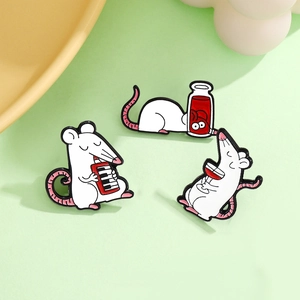 Set di spille smaltate creative con topolini dei cartoni animati che suonano e bevono