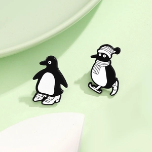 Lot de broches émaillées pingouin mignon avec poses de ski et de marche sur fond vert