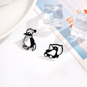Lot d'épingles en émail de pingouins mignons avec motifs de ski et de sommeil