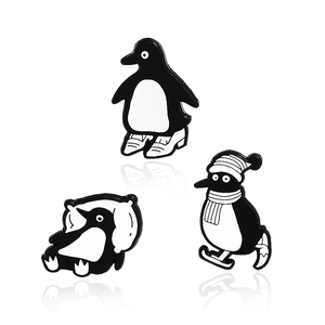 Lot de 3 broches pingouins en émail : un pingouin skieur, un marcheur et un dormeur