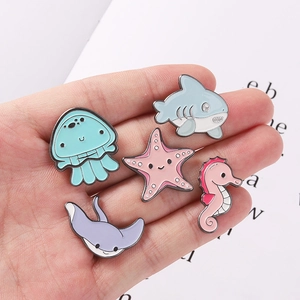Niedliches Emaille-Pin-Set mit Cartoon-Meerestieren wie Hai Seestern und Seepferd