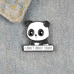 Broche en émail panda mignon avec citation I CAN'T ADULT TODAY sur fond de jean bleu