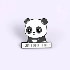 Pin's panda en émail avec texte I CAN'T ADULT TODAY sur un fond violet clair