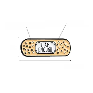 Détail de l'épingle émaillée en forme de pansement avec texte I Am Enough et taille