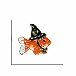 Vue détaillée du pin's émail poisson rouge avec dimensions 2,6x2,5cm et poids de 3,2g