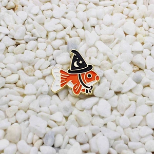 Broche en Émail de Dessin Animé Poisson Rouge Sorcier Avec Chapeau Magique Étoile Lune Alliage de Zinc Badge Créatif pour Halloween