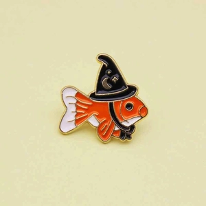 Pin's émaillé poisson rouge magicien avec chapeau de sorcier noir et motifs étoiles