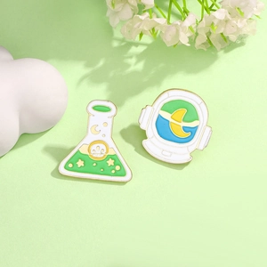 Weltraum-Emaille-Pin-Set mit grünem Flaschen- und Astronautenhelm-Kosmos-Design