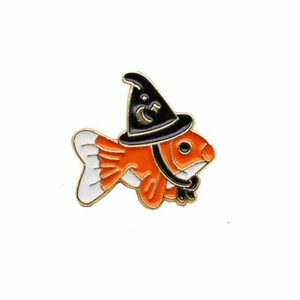Broche créative en émail avec poisson rouge portant un chapeau de magicien à motifs célestes