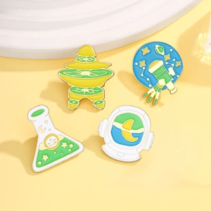 Emaille-Pin-Set mit Teleskop, Weltraumhelm, Kolben und gelber Turmarchitektur