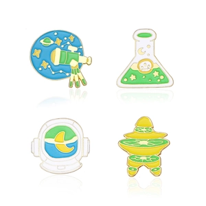 Set mit vier Emaille-Pins mit Teleskop, Laborkolben und Astronautenhelm für Wissenschaftler
