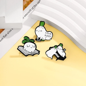 Drei süße weiße Cartoon-Rettich-Emaille-Pins Set mit Lese- und Klavierspielszenen