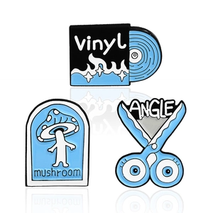Set di spille smaltate con disco in vinile, elfo fungo e forbici blu con dettaglio occhio