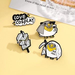 Set de broches émaillées pingouins cosplay et pirate sur fond jaune minimaliste