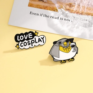 Détails de pin's émaillés de pingouin pirate et Love Cosplay sur fond jaune