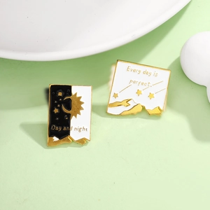 Broche en Alliage Émail Minimaliste Soleil Lune Étoile Céleste Épinglette Créative Slogan Day And Night pour Vêtements Sac