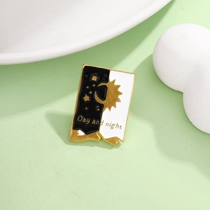 Broche rectangulaire émaillée Jour et Nuit avec soleil et lune dorés sur fond minimaliste
