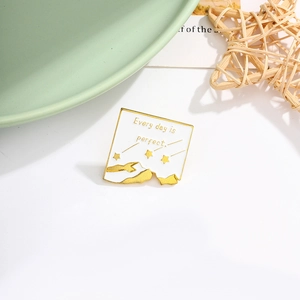 Broche en émail blanc et or avec paysage de montagne et texte Every day is perfect