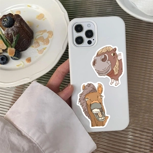 Vue détaillée d'une coque iPhone blanche avec dessins de chevaux rigolos en mode vie