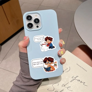 Détail d'autocollants cartoon sur coque de téléphone bleu clair avec texte arabe