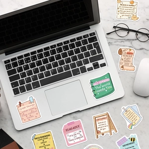 Vue détaillée d'autocollants de motivation sur bureau en marbre pour décor d'ordinateur