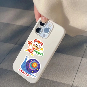 Gros plan d'une coque iPhone ivoire avec des motifs de singe et d'escargot en dessin animé
