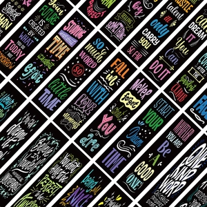 Vue détaillée de marque-pages noirs avec citations inspirantes colorées en anglais