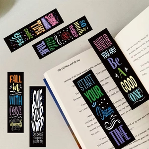 Set de marque-pages artistiques avec citations colorées sur cartes noires sur livre