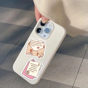 Détail de la coque iPhone blanc crème avec autocollants de motivation style minimaliste
