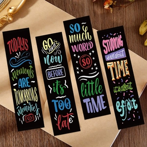Détail de quatre marque-pages noirs avec citations sur papier kraft et bois brun