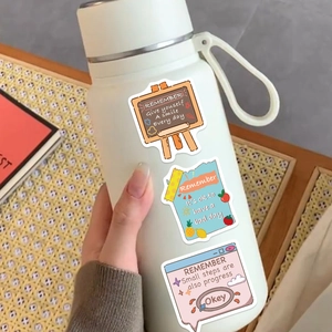 Gros plan d'autocollants imperméables inspirants sur une bouteille d'eau de sport blanche