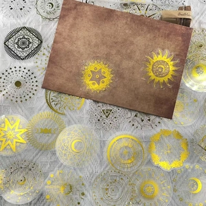Dettagli di adesivi sole e luna in lamina d'oro su PET trasparente per lo scrapbooking