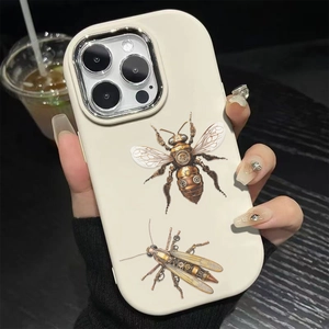Motif insecte mécanique steampunk sur coque de téléphone blanc crème pour iPhone Pro