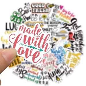 Dettaglio macro dell'adesivo 'made with love' in vinile opaco impermeabile bianco e rosa
