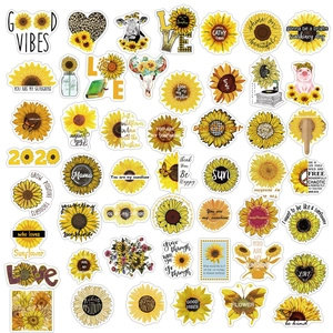 Dettaglio ravvicinato di 50 adesivi gialli con girasoli e animali con frasi positive