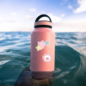 Gourde rose mate en inox avec autocollants cartoon tenue au-dessus des vagues