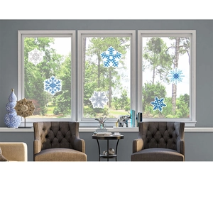 Detail der blauen und weißen Schneeflocken-Fensteraufkleber in einer modernen Wohnung