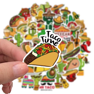 Gros plan d'autocollants mexicains Taco Time avec cactus et piment pour bagages