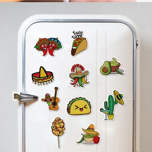 Détail montrant des autocollants mexicains colorés de tacos et cactus sur un frigo blanc