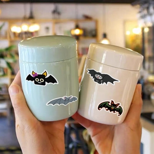 Vue détaillée d'autocollants de chauve-souris d'Halloween sur des mugs en céramique