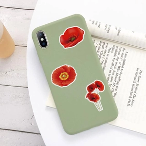 Détail de la coque de téléphone vert sauge mat avec motifs de fleurs de pavot rouge