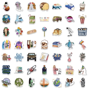 Vue macro d'autocollants graffiti esthétiques pour bagages montrant divers motifs artistiques