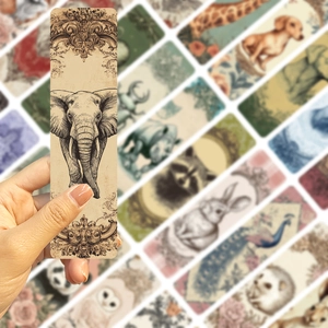 Primer plano de marcapáginas vintage con dibujo de elefante y motivos clásicos antiguos