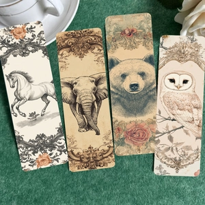 Detalle de cuatro marcapáginas vintage con animales e ilustraciones en terciopelo verde